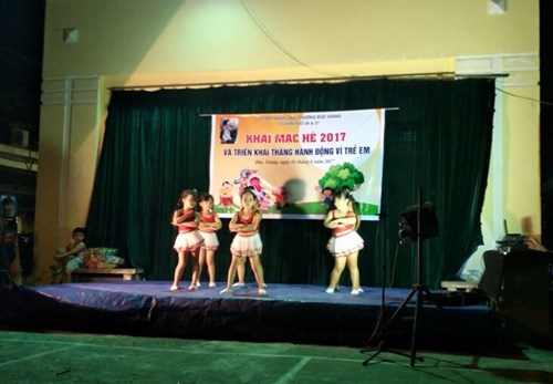 Các bé trường mầm non Hoa Sen biểu diễn văn nghệ trong buổi khai mạc hè của tổ dân phố 26, 27 phường Đức Giang
